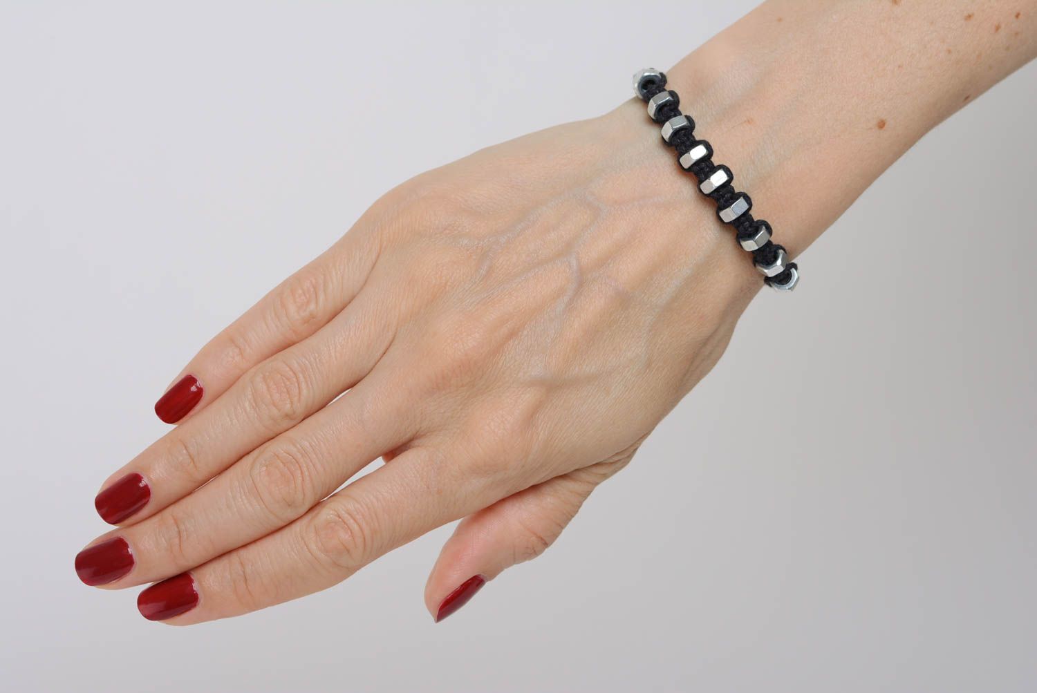 Bracelet en macramé lacet noir avec écrous en inox accessoire original fait main photo 3