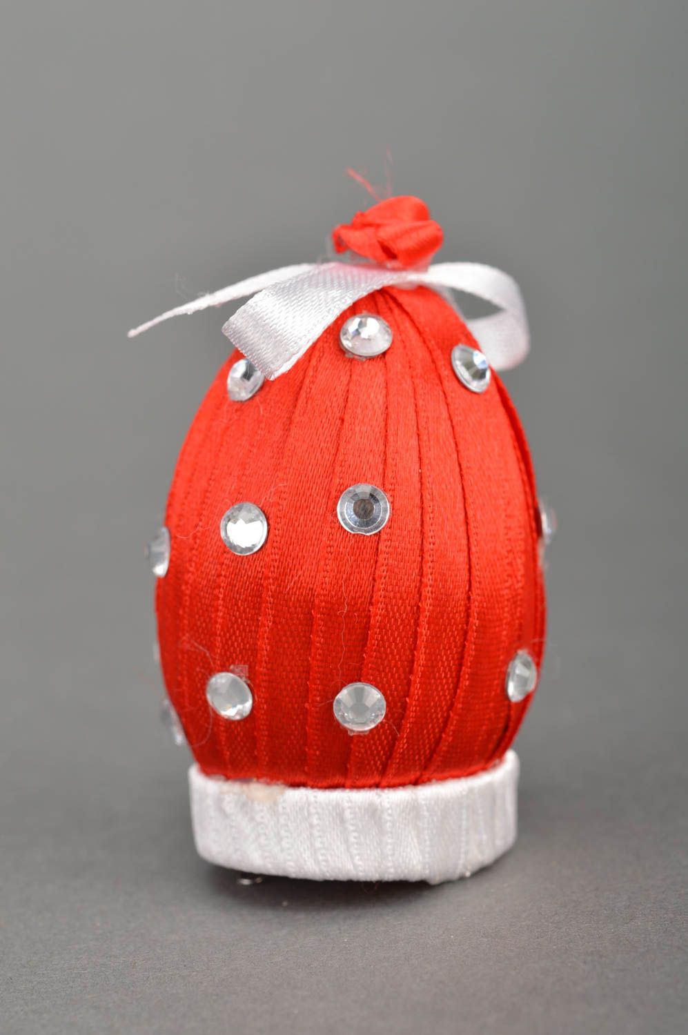 Красное пасхальное яйцо из лент ручной работы со стразами красивое для дома фото 2