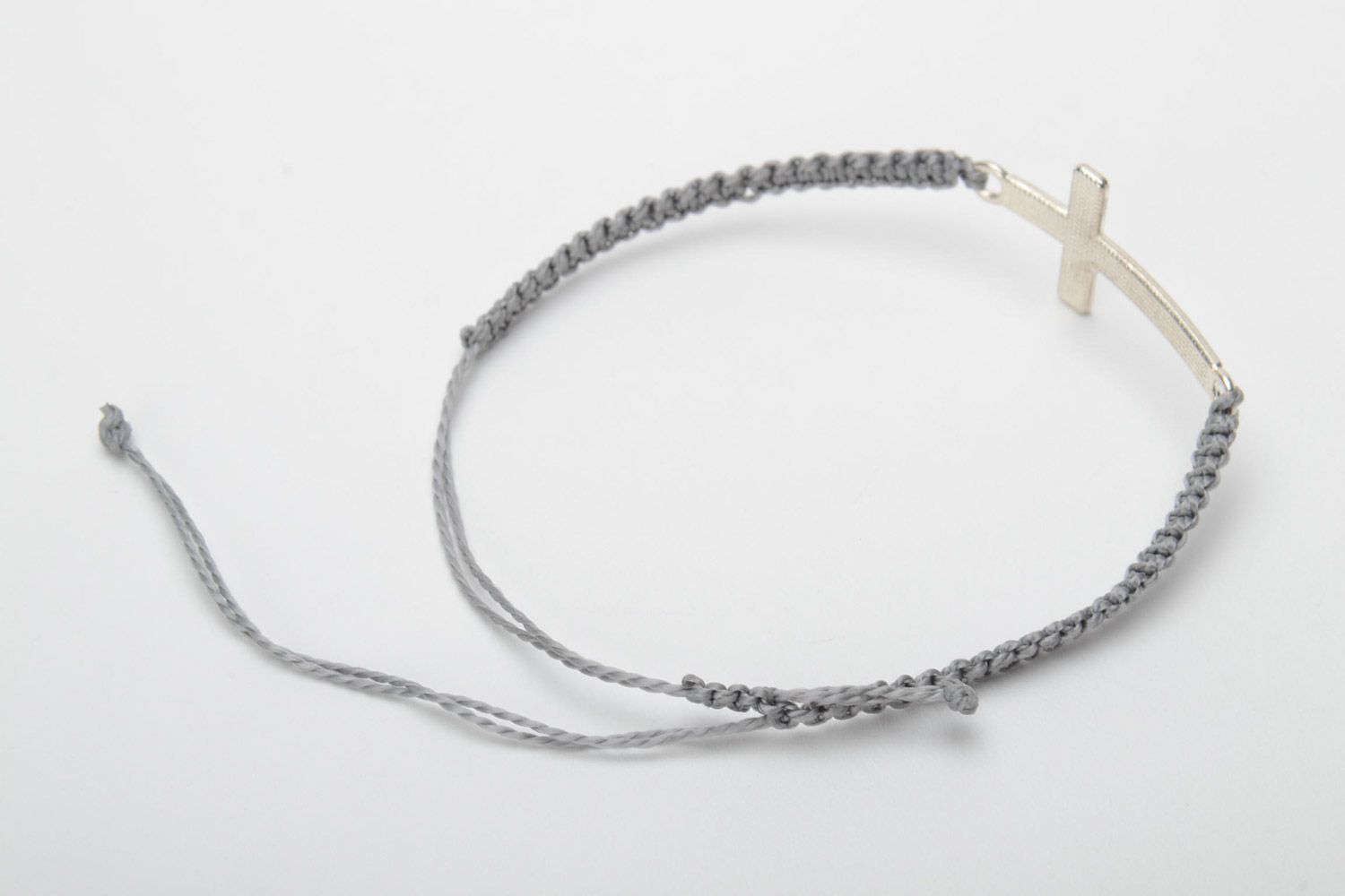 Плетеный браслет из шнура с металлическим крестом серый женский ручная работа фото 4