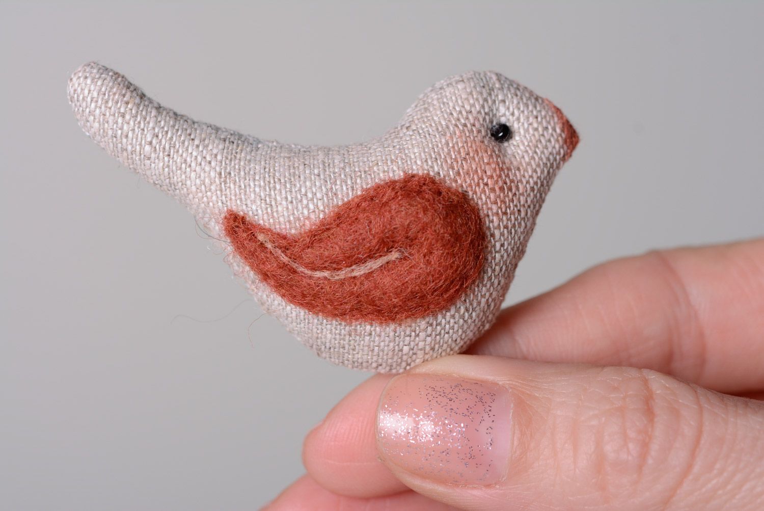 Broche en lin brodée en fils de laine originale faite main en forme d'oiseau photo 3