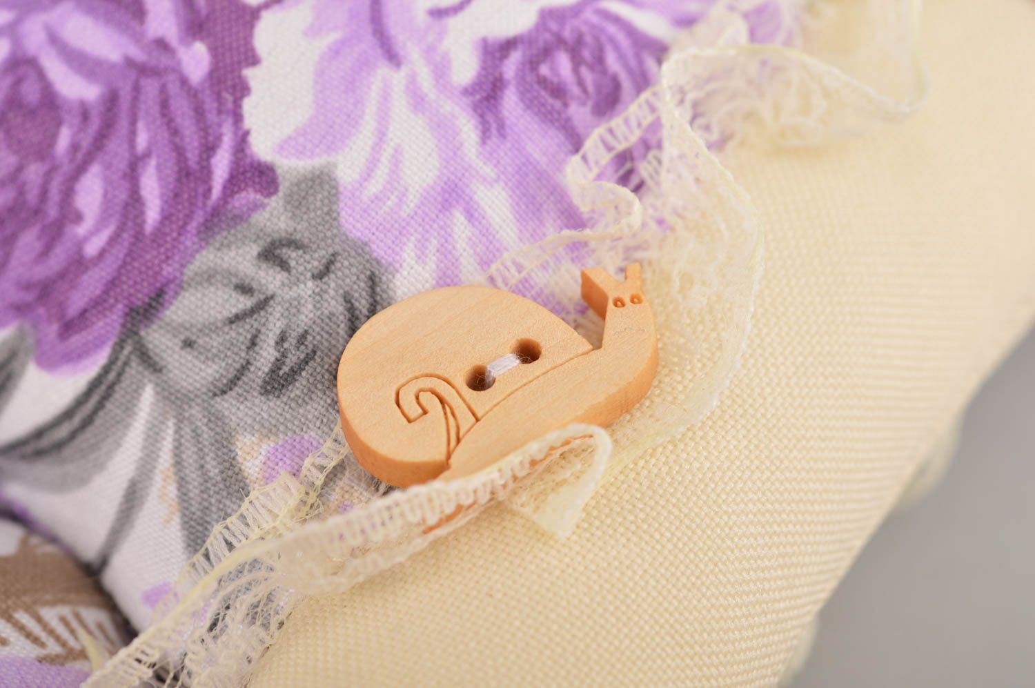 Peluche décorative escargot avec coussins en tissu beige violette faite main photo 2