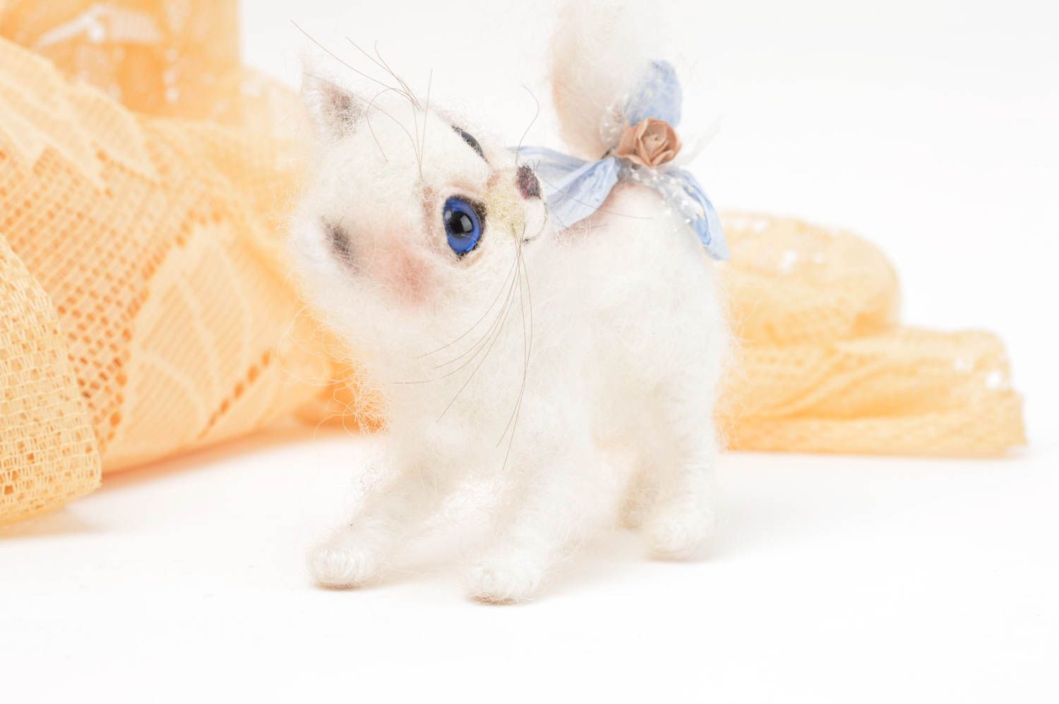 Игрушка ручной работы мягкая игрушка в виде кота интерьерная игрушка белая фото 4