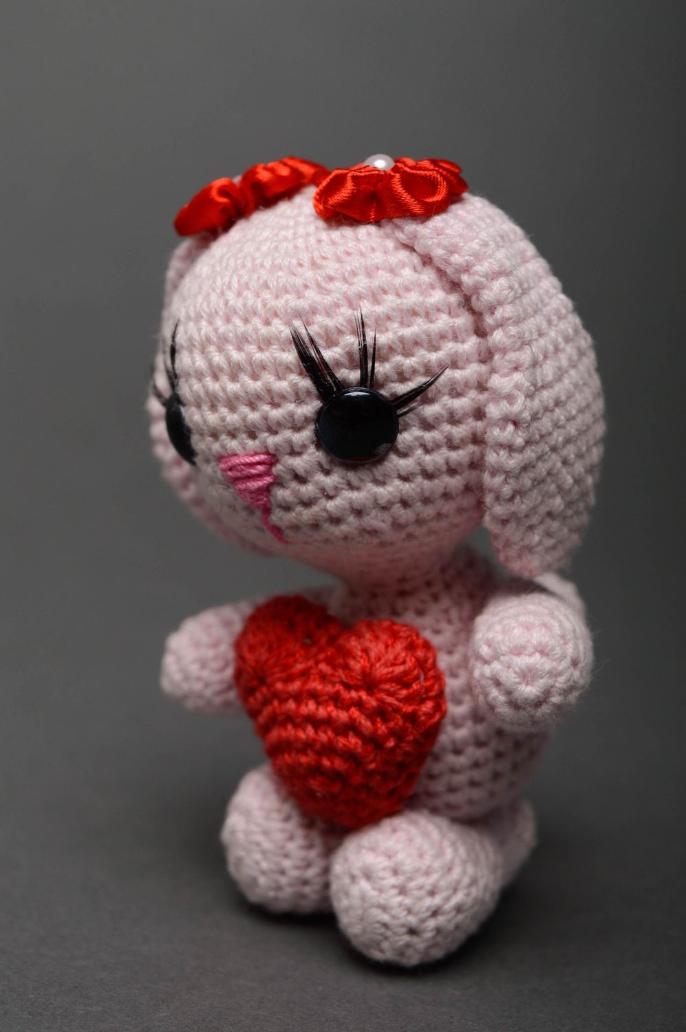 Jouet décoratif tricoté au crochet fait main lapin rose avec coeur pour enfant photo 1
