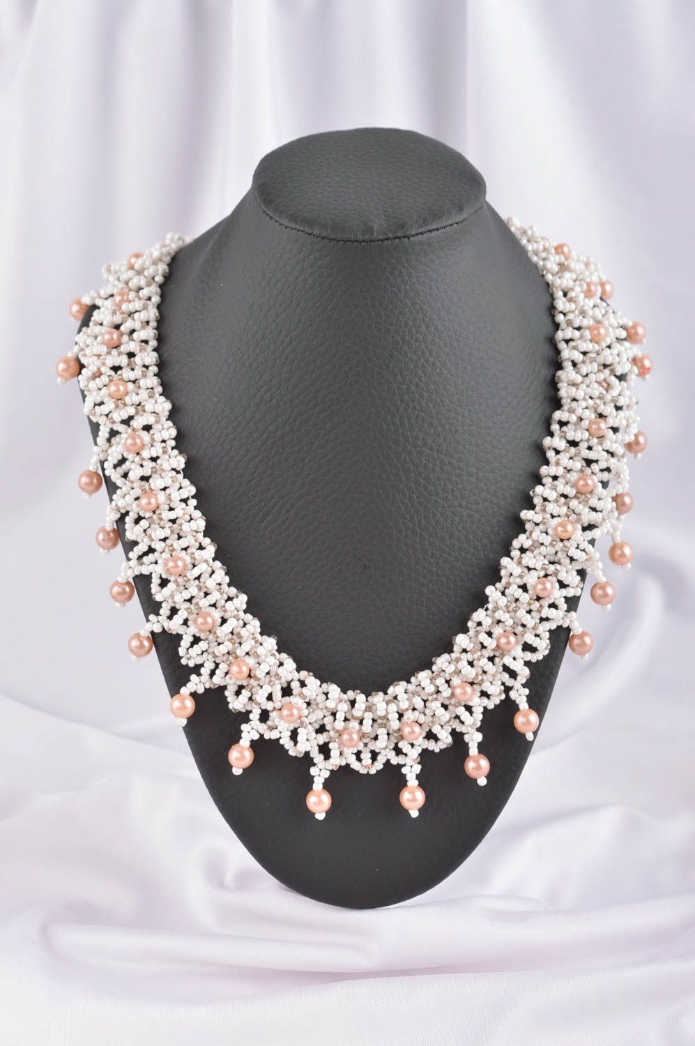 Collana bella di perline fatta a mano accessorio da donna bianco rosa foto 1