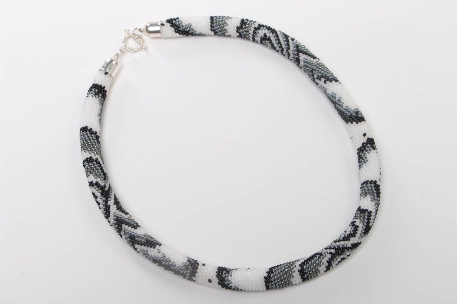 Collier spirale en perles de rocaille blanc à motif gris original fait main photo 2