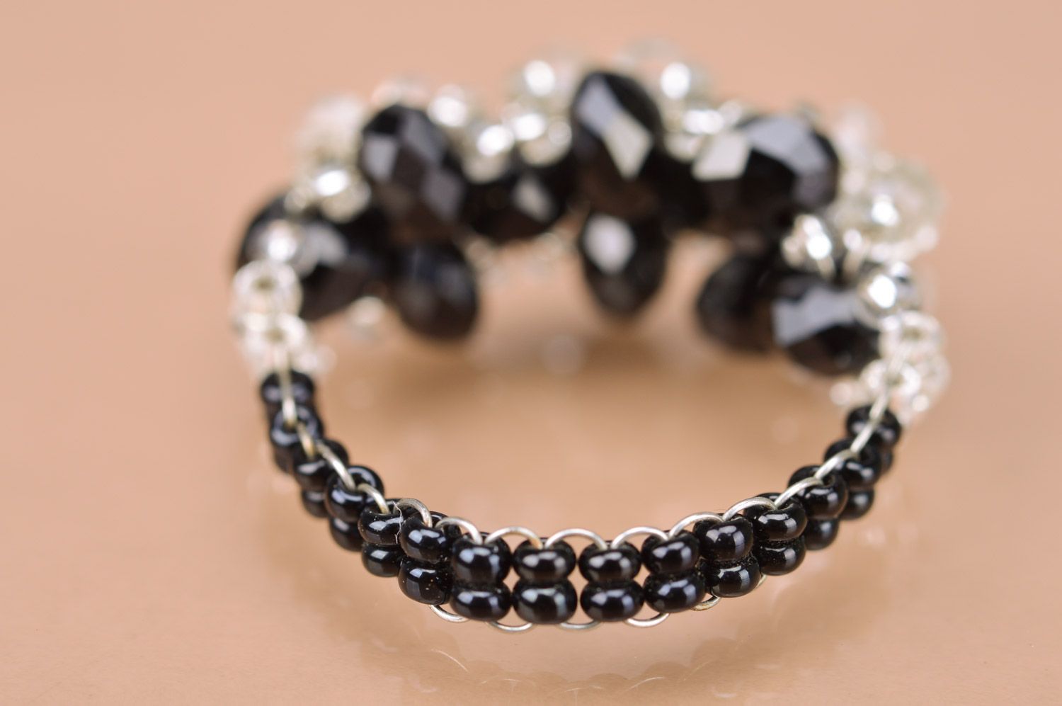 Черное объемное кольцо из бисера ручной работы с белыми цветами для девушки фото 4