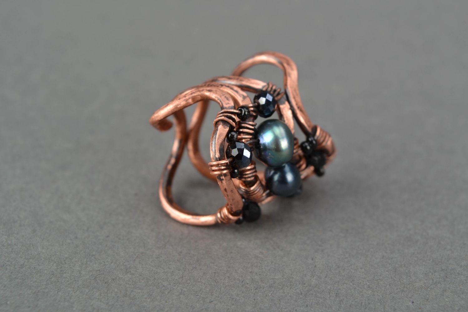 Wire wrap copper ring with artificial pearl of black color photo 3