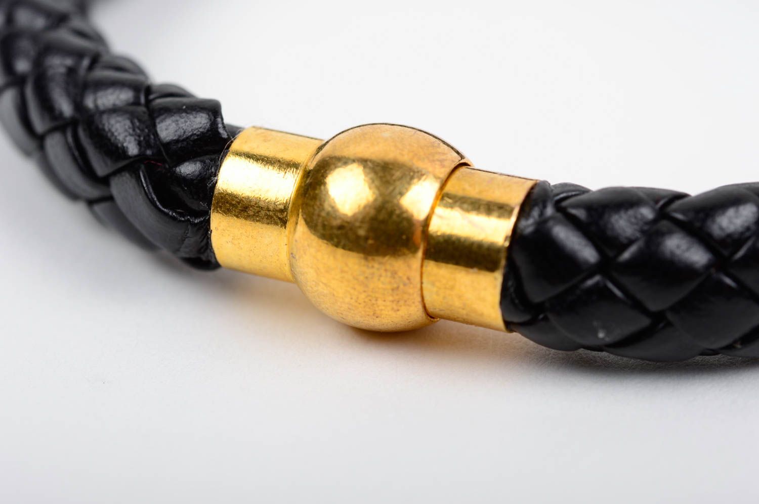 Bracelet noir en cuir artificiel tressé avec fermoir aimanté fait main photo 5