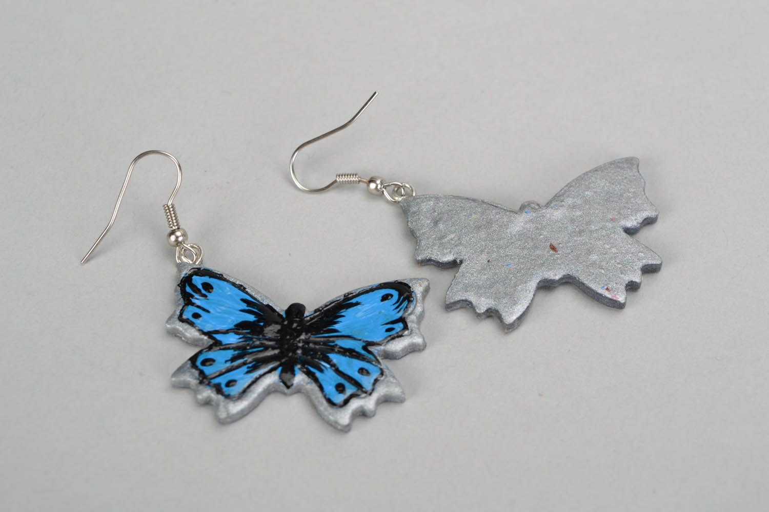 Silberfarbene Ohrringe mit Anhängern in Form von Schmetterlingen foto 3