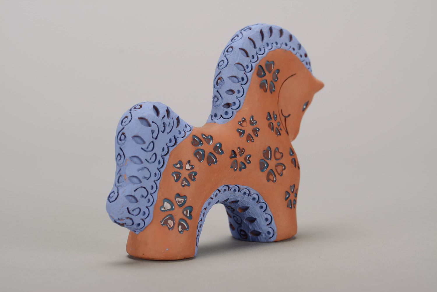 Глиняная лошадка с голубыми сердечками фото 3