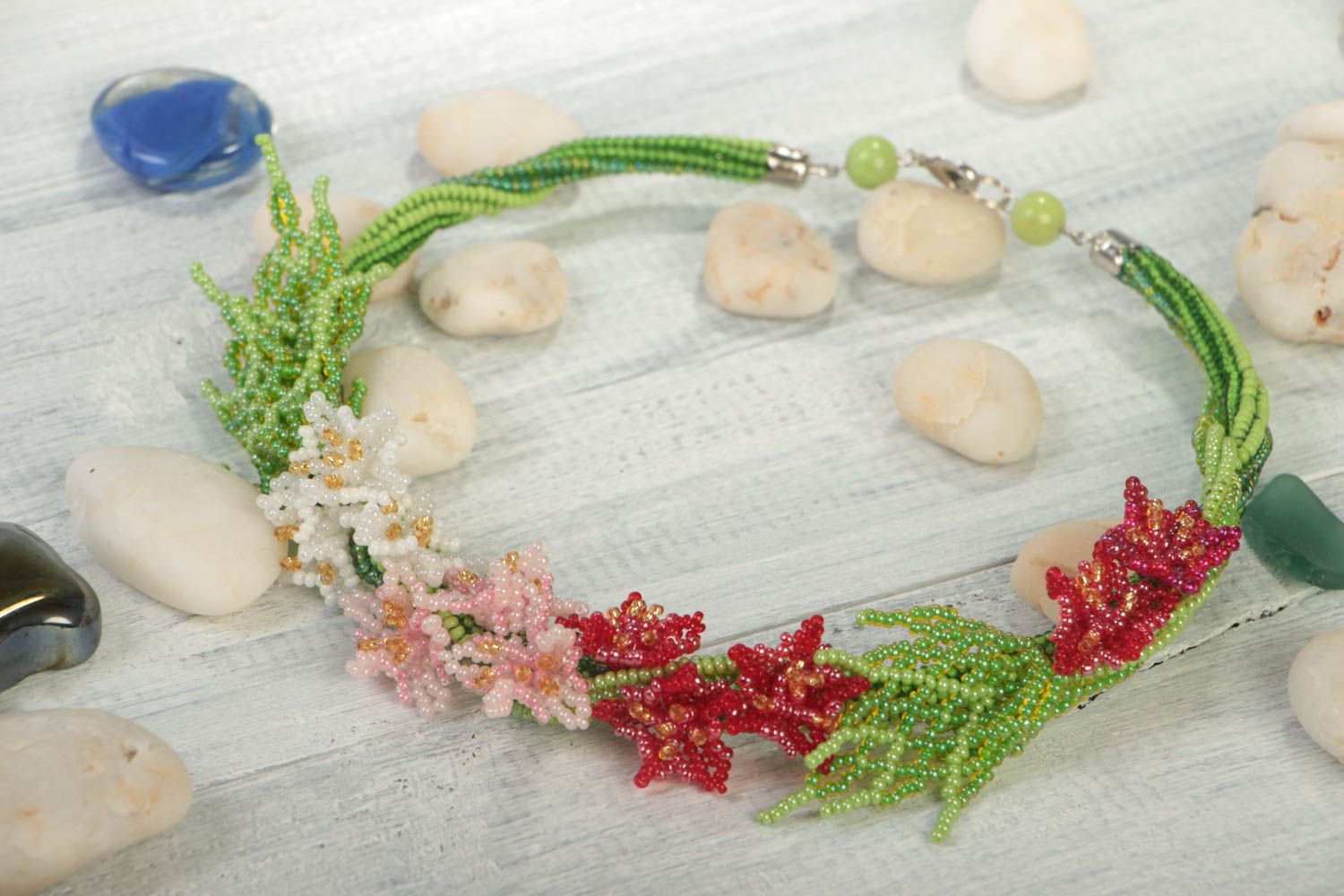 Collier en perles de rocaille fantaisie fait main avec fleurs et feuilles photo 1