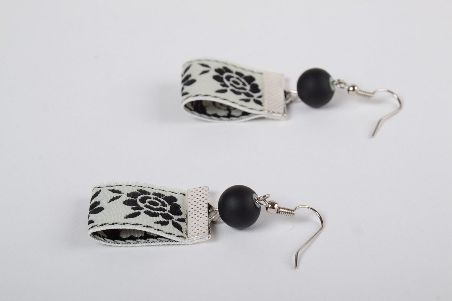 Boucles d'oreilles textiles noir et blanc aux motifs floraux faites main photo 3