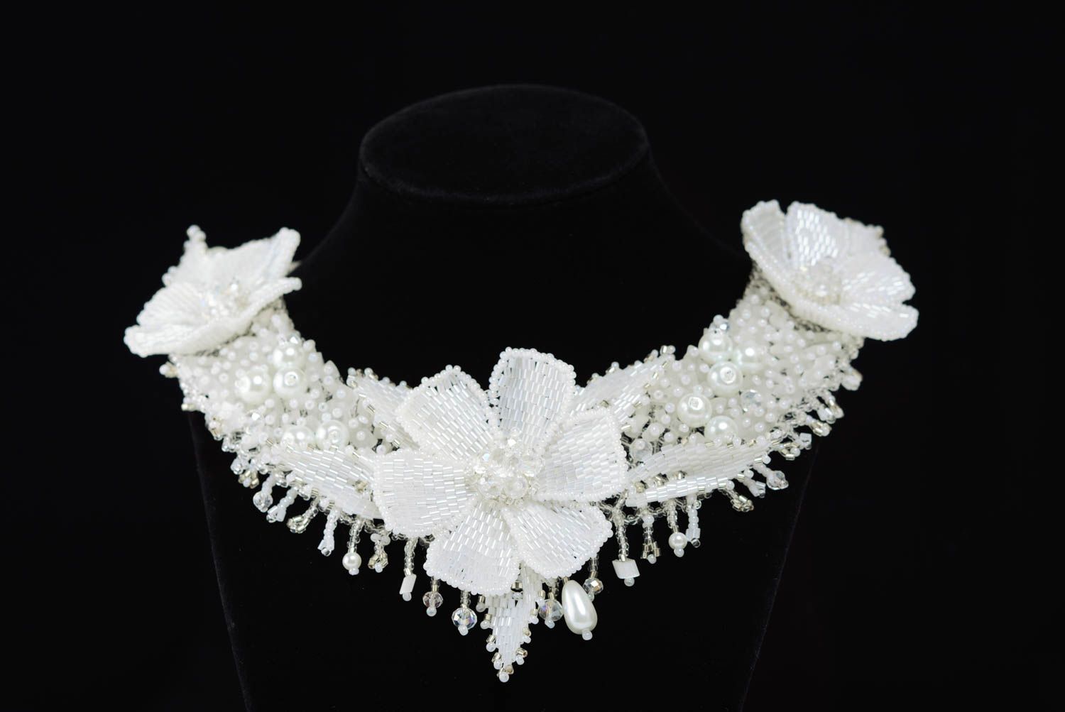 Festliches weißes handgemachtes Collier aus Glasperlen für weiße Kleidung foto 4