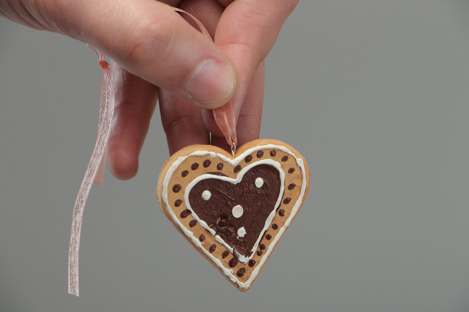 Suspension décorative en pâte polymère faite main Biscuit en forme de cœur photo 4