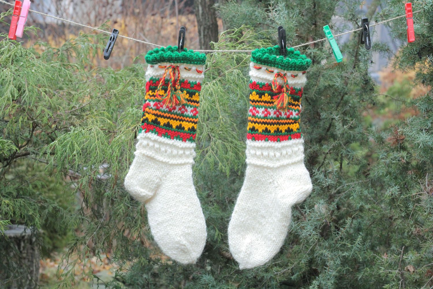 Calcetines de lana tejidos a mano con ornamento	 foto 1