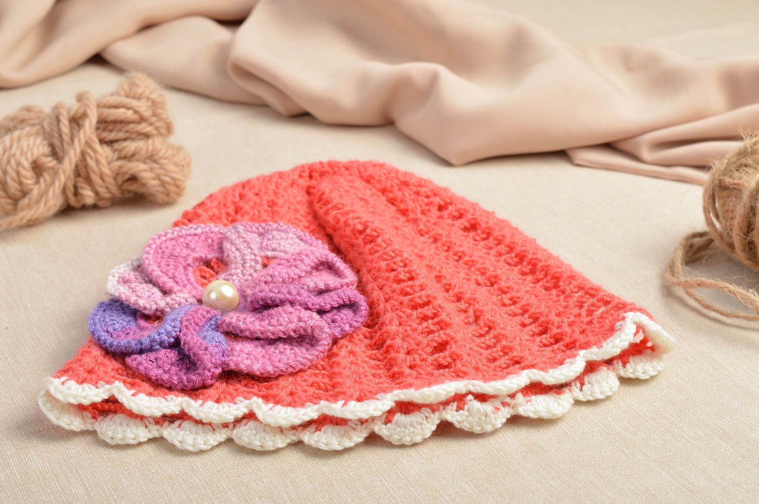 Bonnet tricot fait main Chapeau au crochet rouge fleur mauve Vêtement fille photo 1