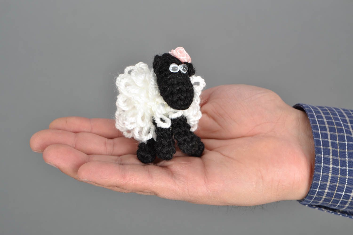 Маленькая черно-белая вязаная овечка фото 1