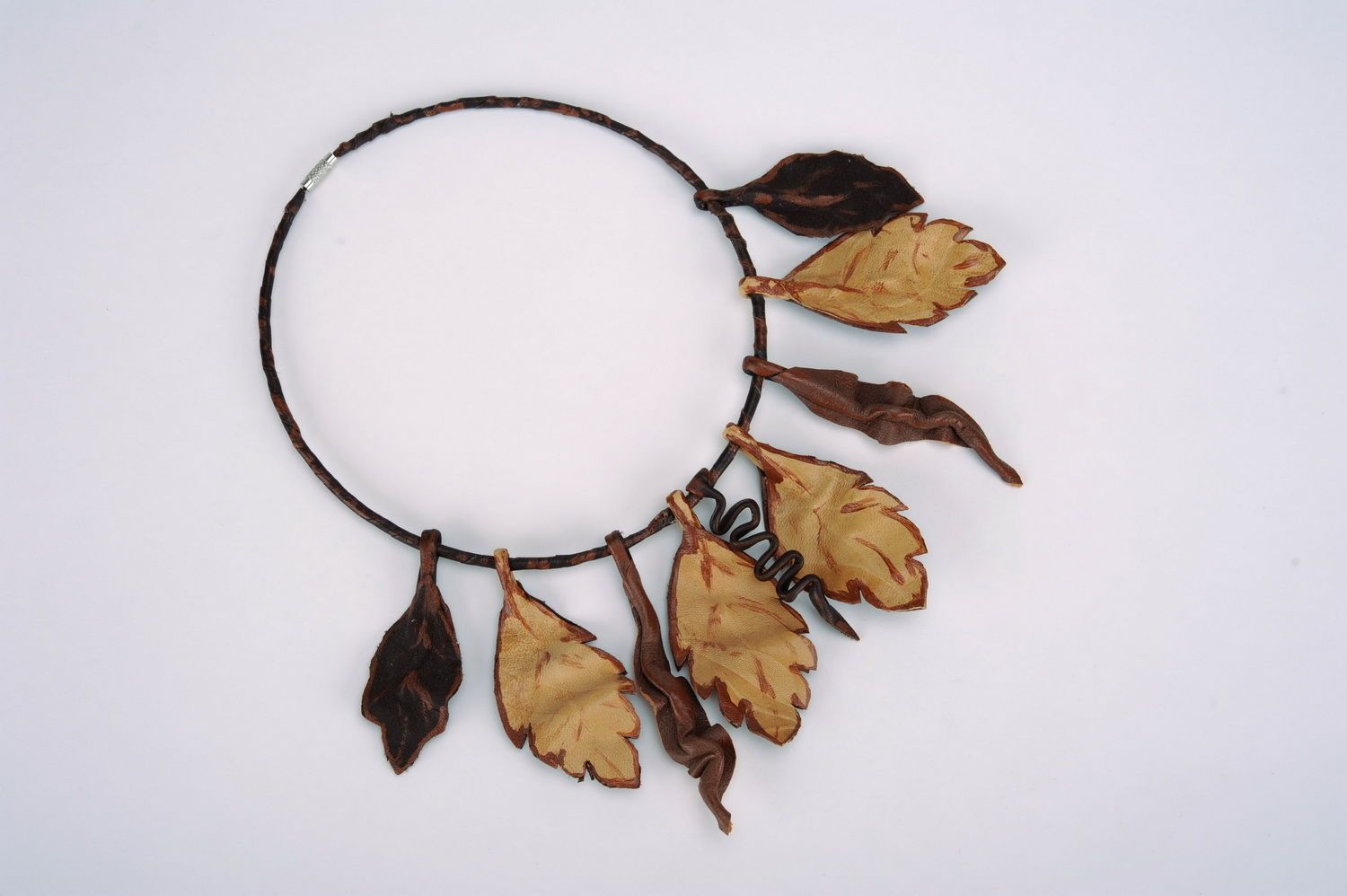Collier en cuir feuilles d'automne fait main photo 2
