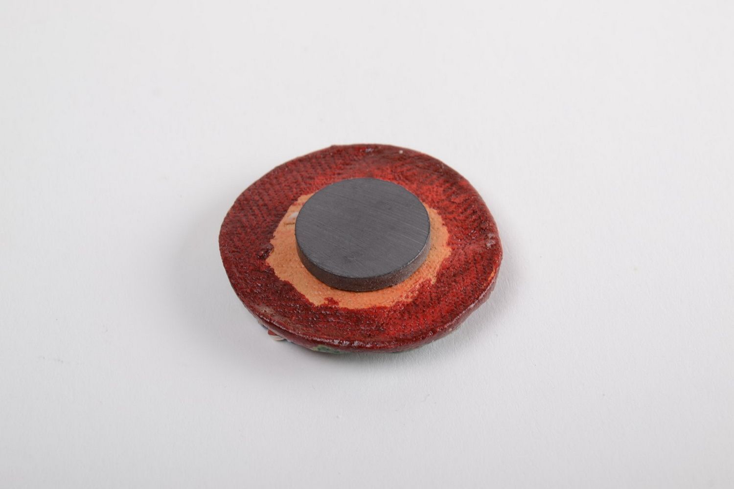 Круглый глиняный магнит на холодильник ручной работы расписной с цветами фото 5