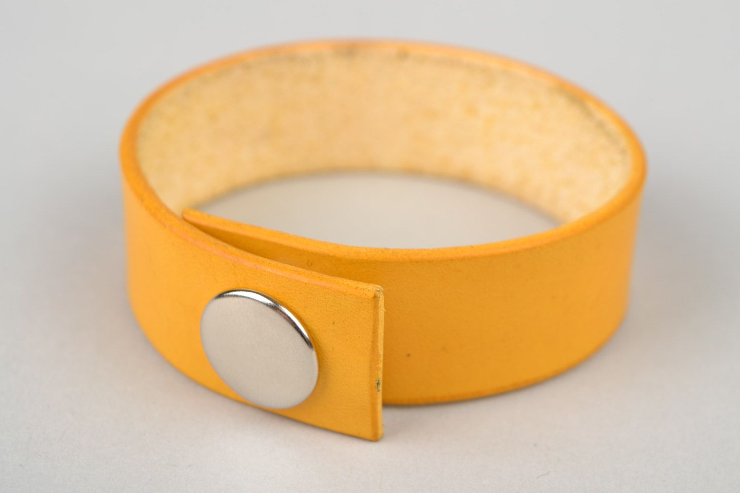 Pulsera de cuero natural amarilla unisex hecha a mano con botón a presión  foto 4