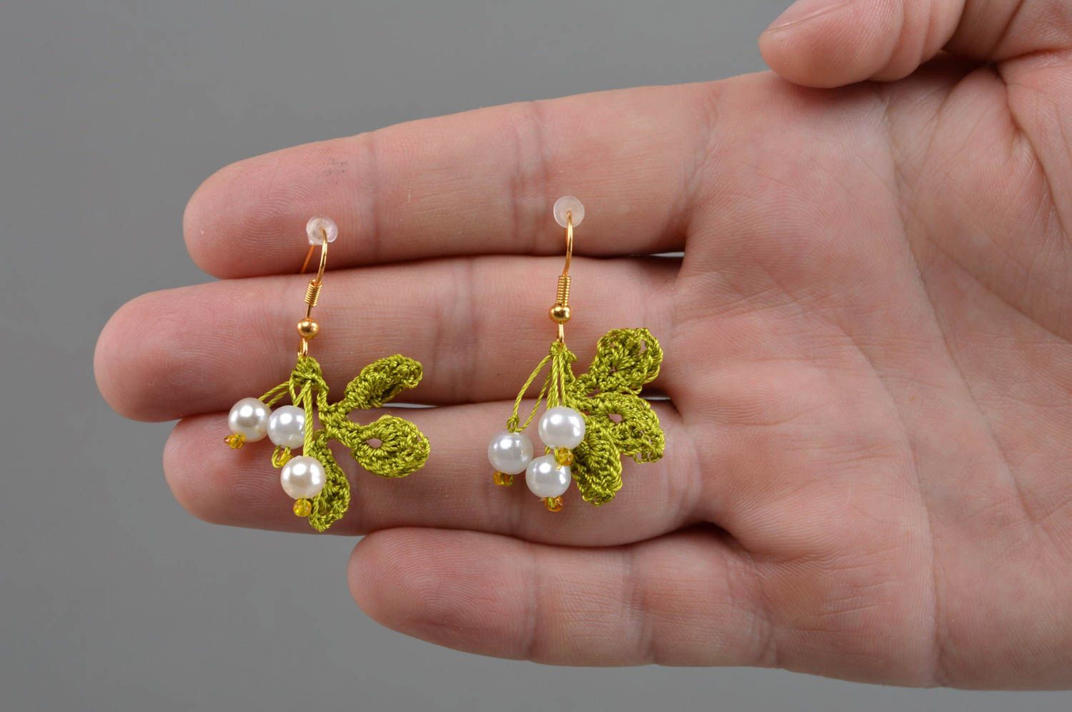 Boucles d'oreilles en perles fantaisie et fils faites main vert-blanc pendantes photo 4