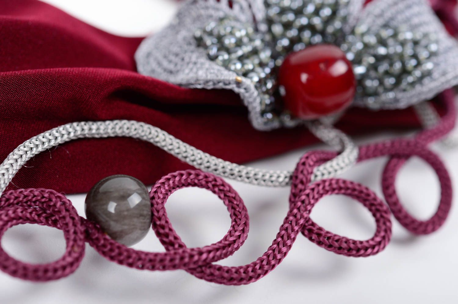 Écharpe rouge avec collier Écharpe faite main en tricotine Accessoire femme photo 3
