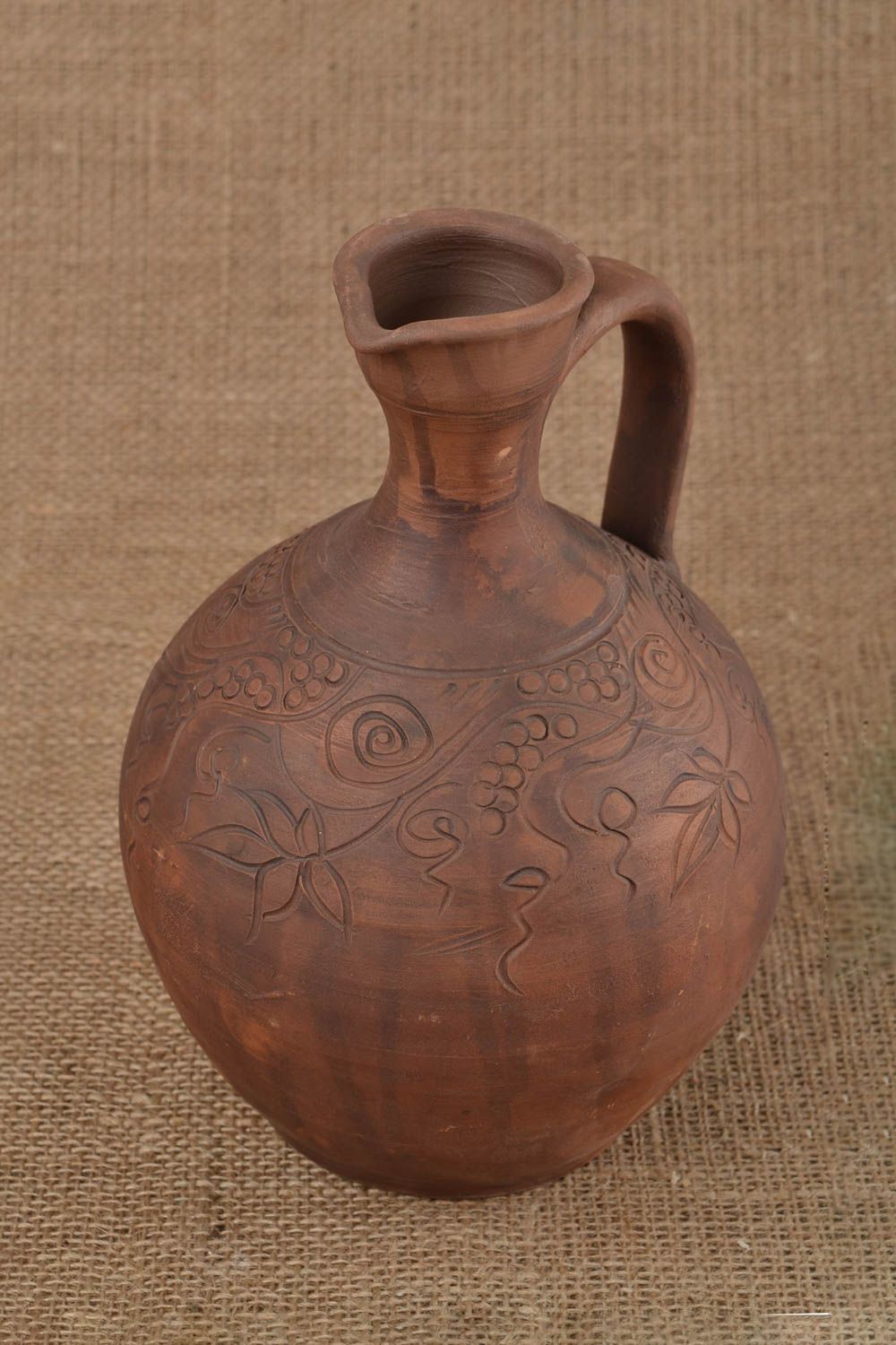 Cruche à vin en argile marron foncé faite main de forme originale à motif 2 l  photo 1