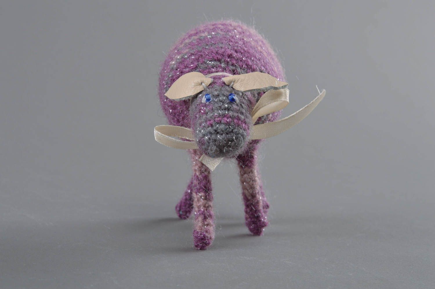 Jouet tricoté en fils acryliques et de laine fait main pour enfant Mouton violet photo 3