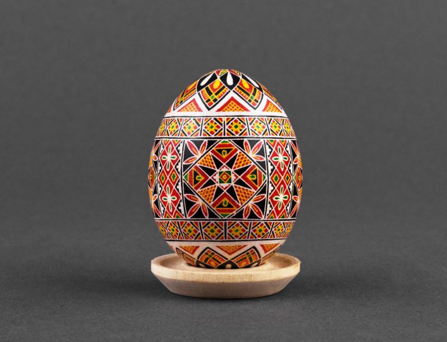 L'uovo di Pasqua dipinto a mano L'uovo decorativo fatto a mano L'uovo pasquale
 foto 2