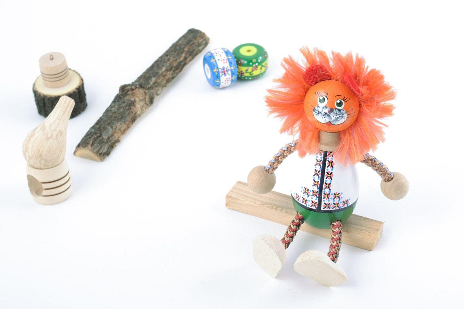 Petit jouet lion en bois multicolore peint fait main original pour enfant photo 1