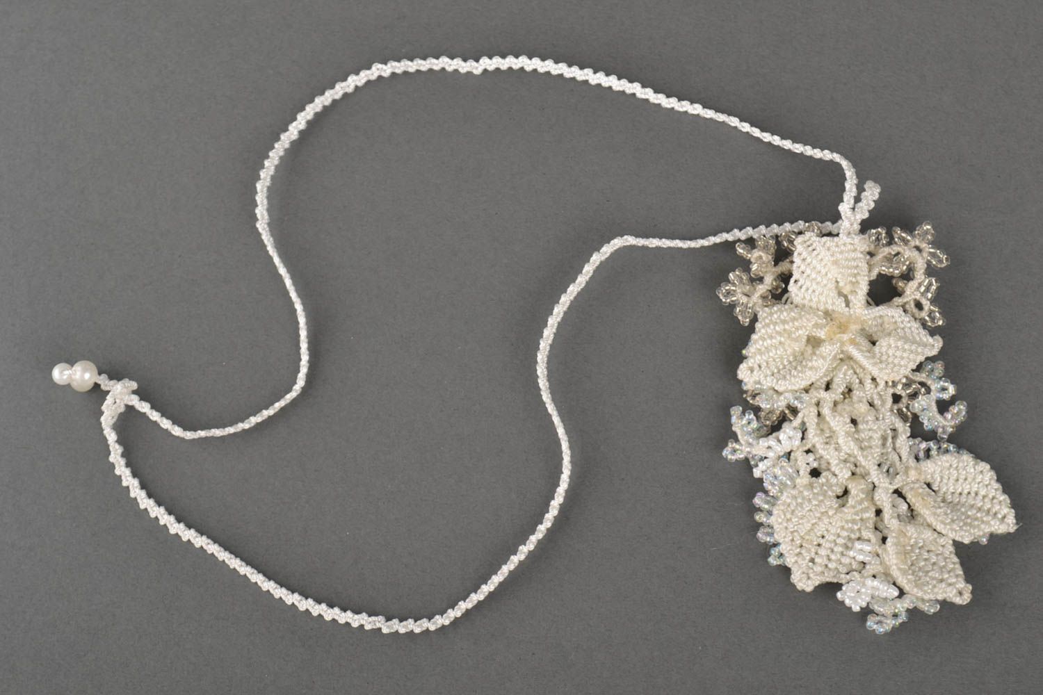 Pendentif macramé Bijou fait main blanc perles de rocaille fils Cadeau femme photo 3