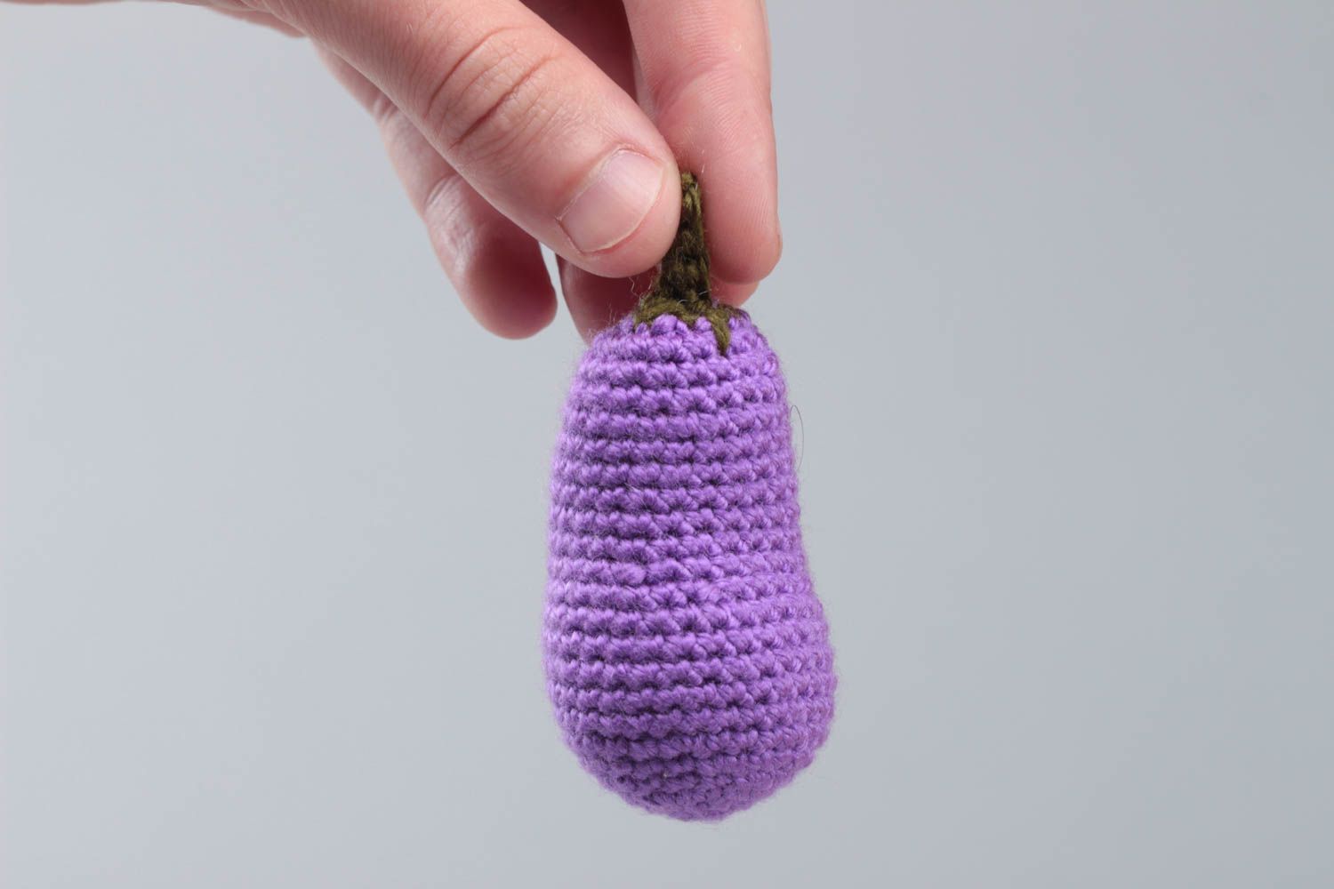 Petit jouet mou tricoté fait main en fils acryliques aubergine décoration photo 5