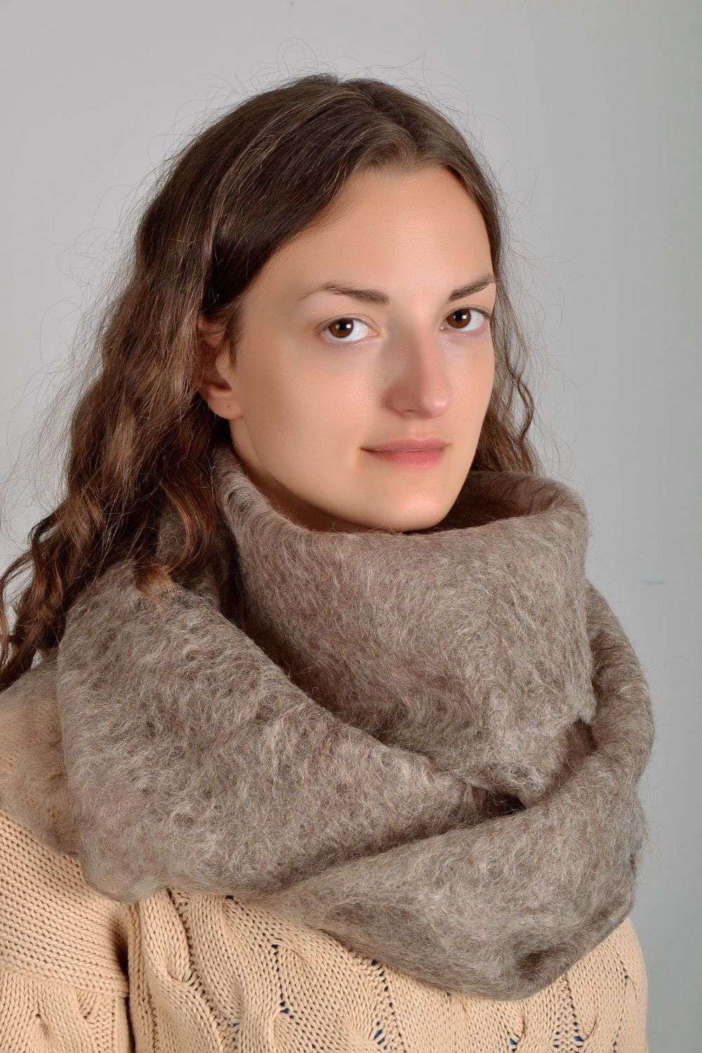 Grauer Schal aus natürlicher Wolle foto 2