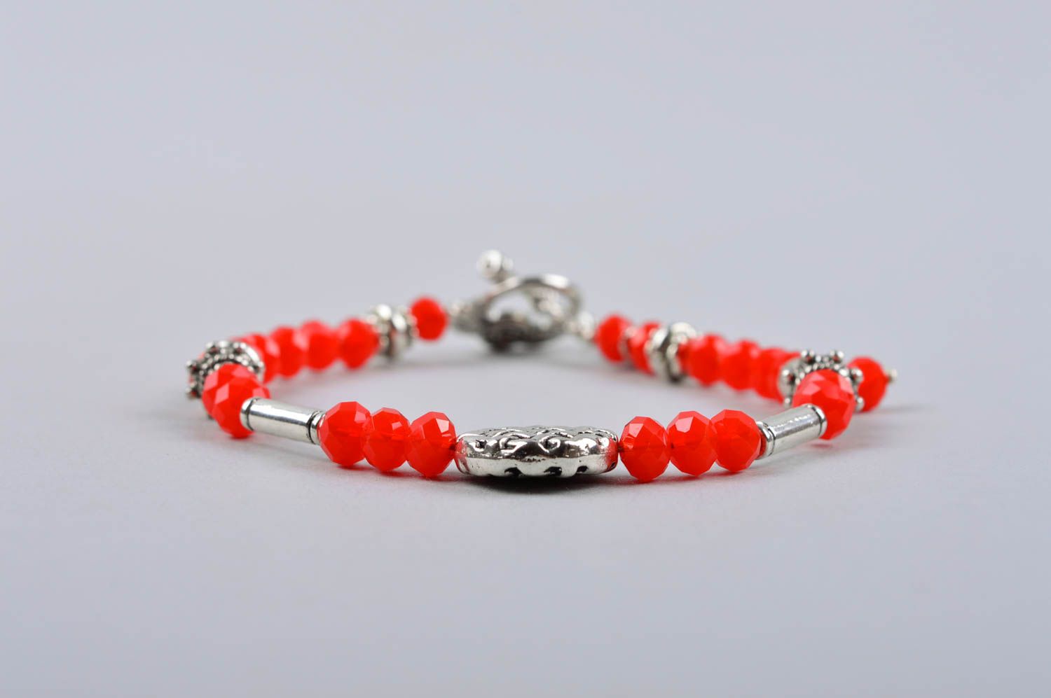 Handmade red beads bracelet with metal giraffe charm photo 4