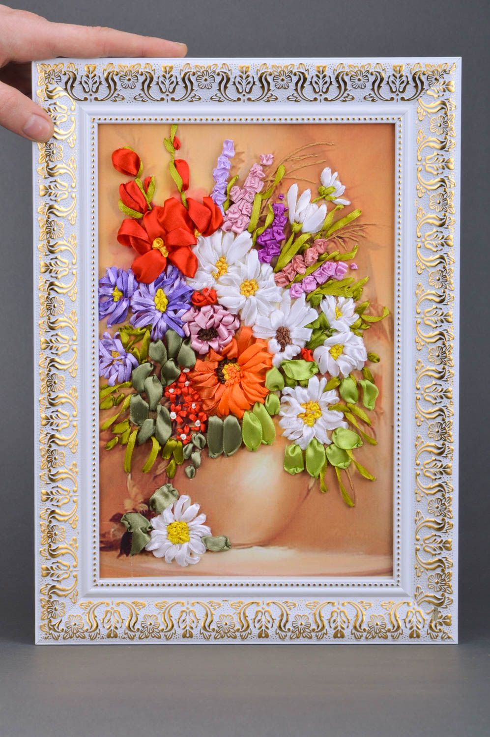 Gesticktes Wandbild Stillleben mit Blumen aus Atlasbändern handmade schön für Interieur Dekor foto 3