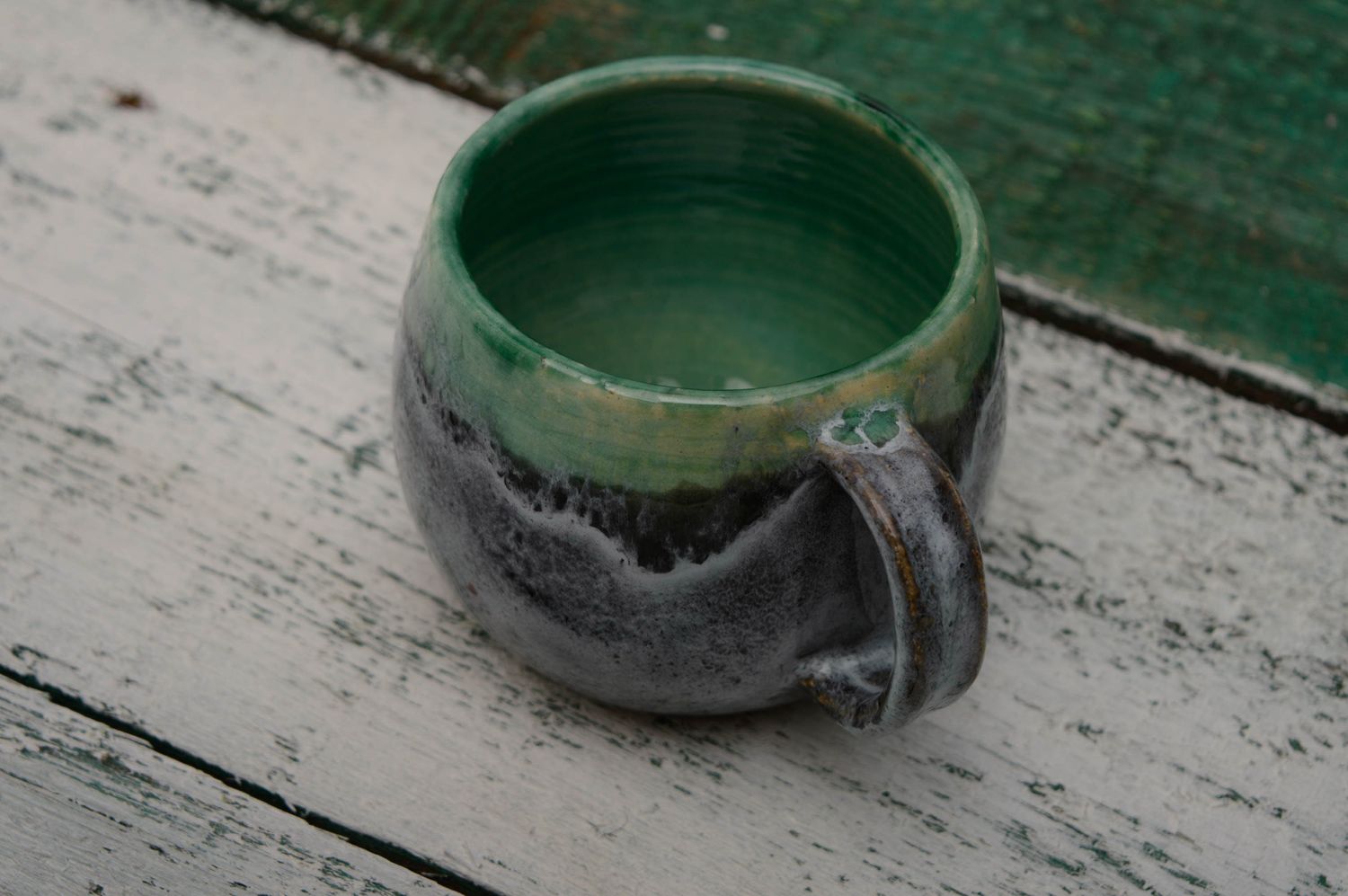 Grüne Tasse aus Ton glasiert foto 3