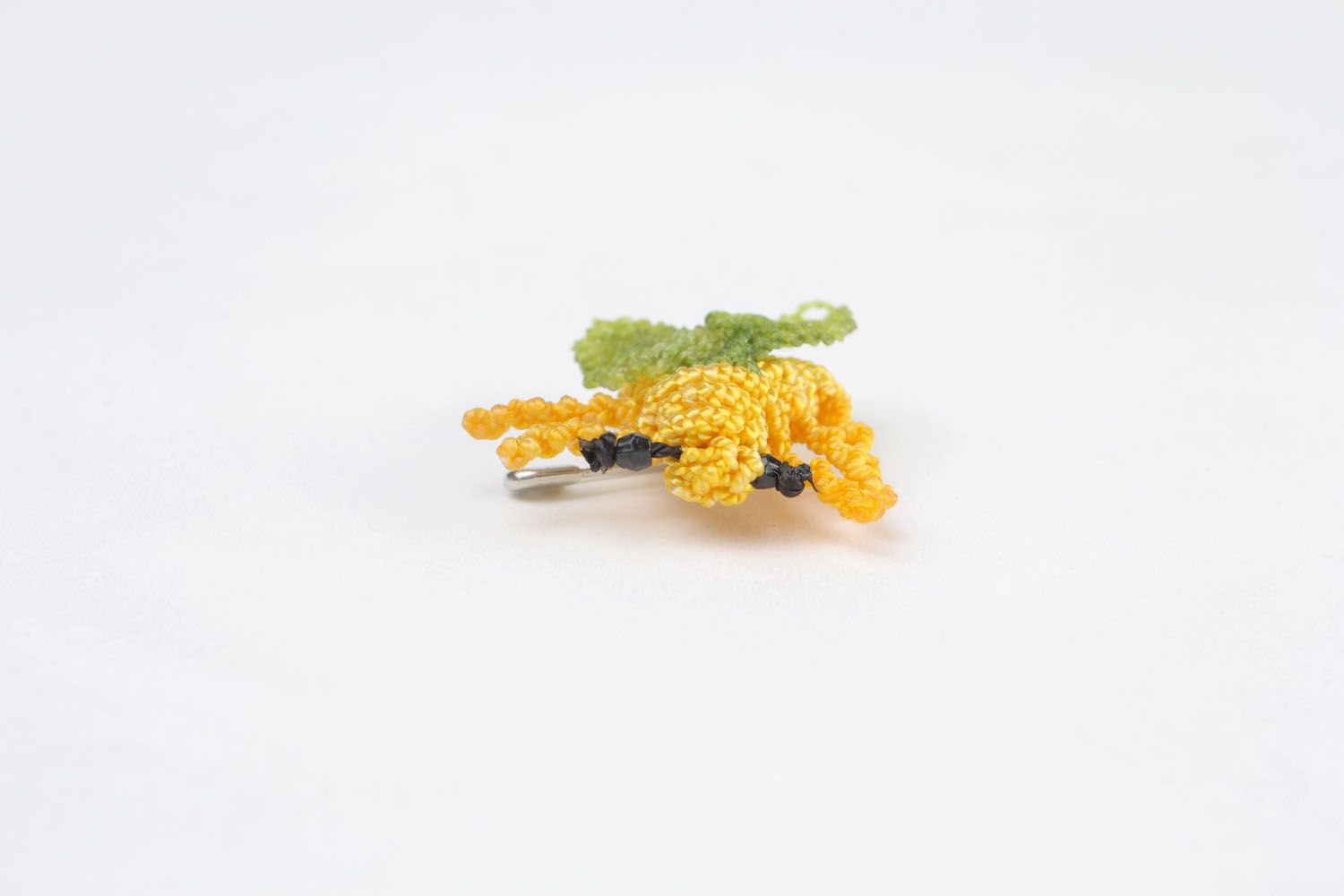 Broche artesanal en forma de una abeja foto 3