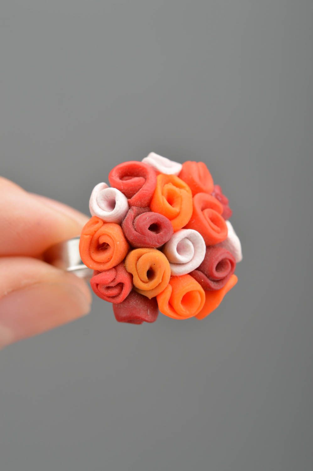 Кольцо из полимерной глины ручной работы в виде букетика оранжевых роз фото 2