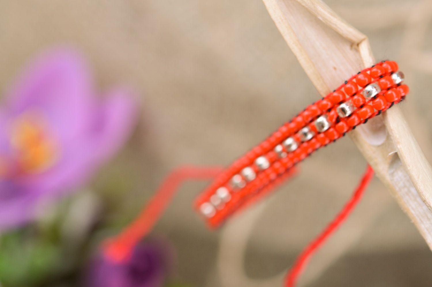 Feines handgemachtes interessantes rotes Armband aus Glasperlen mit Ethno Muster foto 1