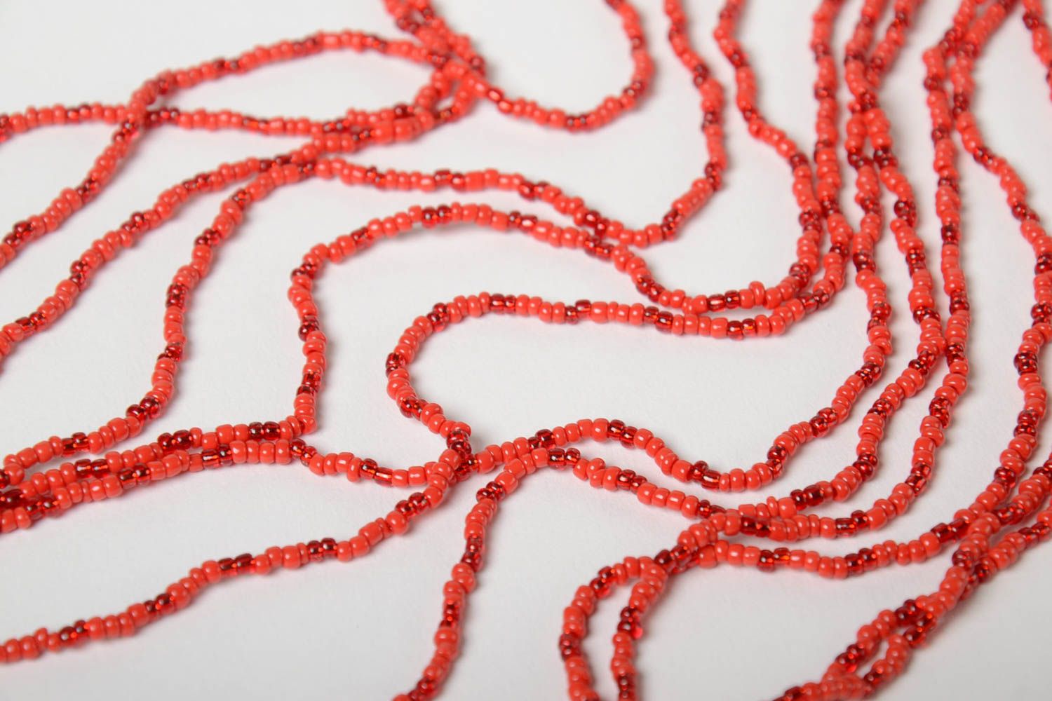 Collier multirang en perles de rocaille tchèques fait main rouge long design photo 3