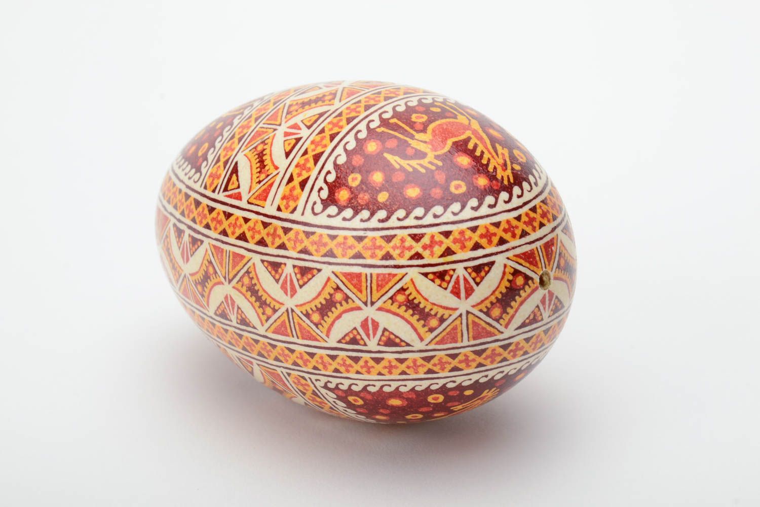 Huevo de Pascua de ganso artesanal pintado con ornamentos en técnica de cera rojo foto 4