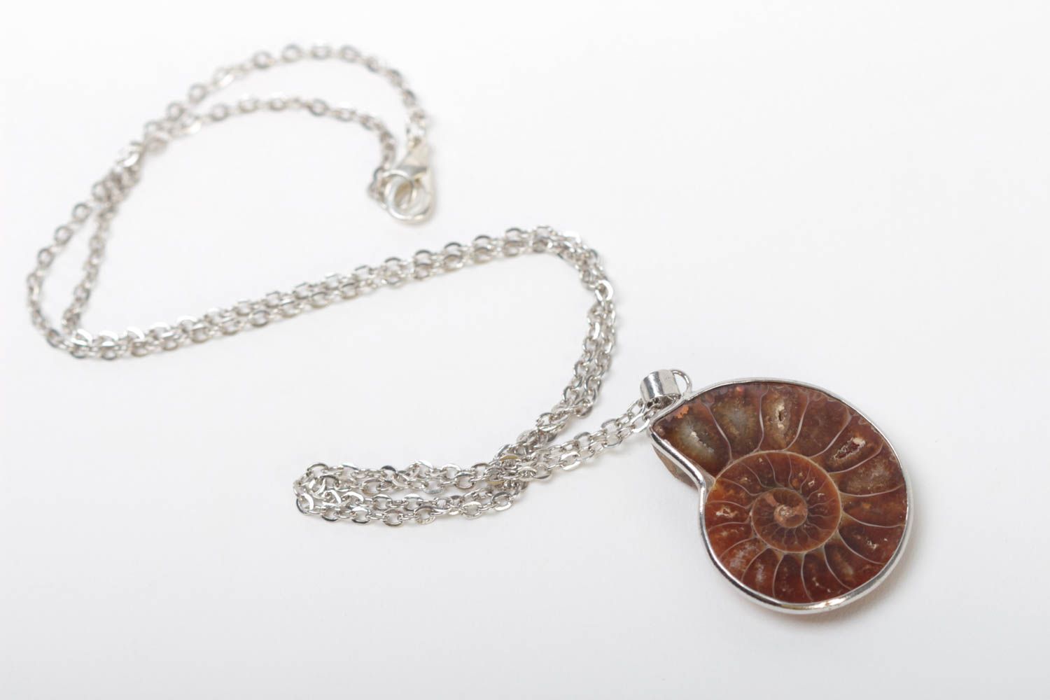 Joli pendentif sur chaîne métallique avec ammonite fait main accessoire photo 2