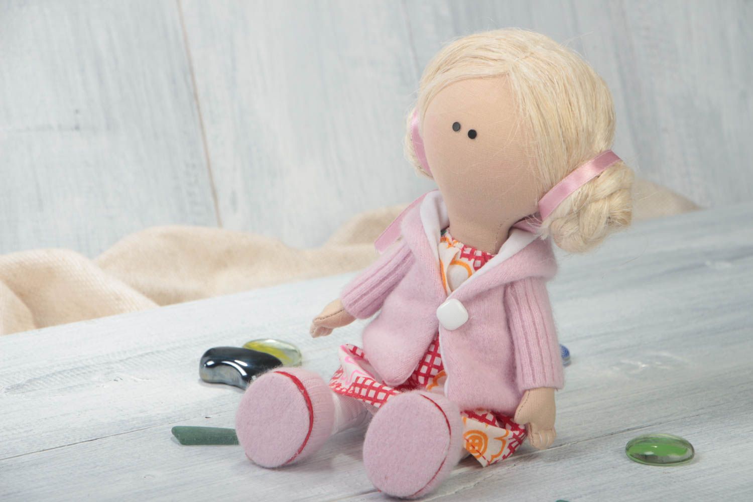 Декоративная текстильная кукла ручной работы авторская из натуральных тканей фото 1