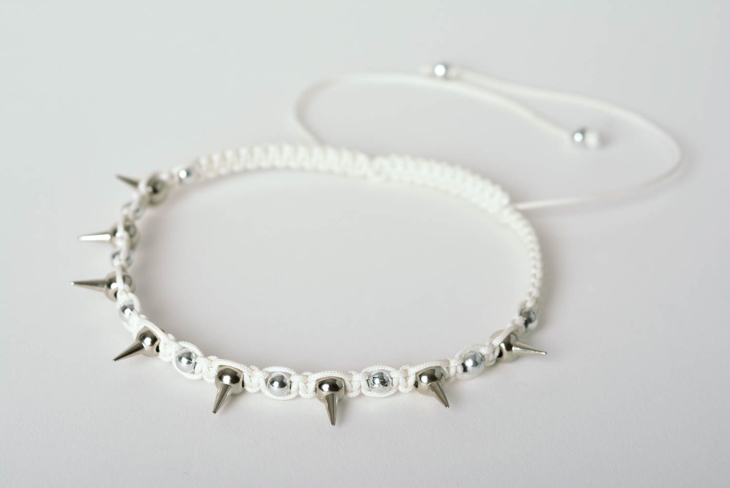 Украшения с шипами ручная работа набор браслет из шнура ожерелье с шипами белые фото 2