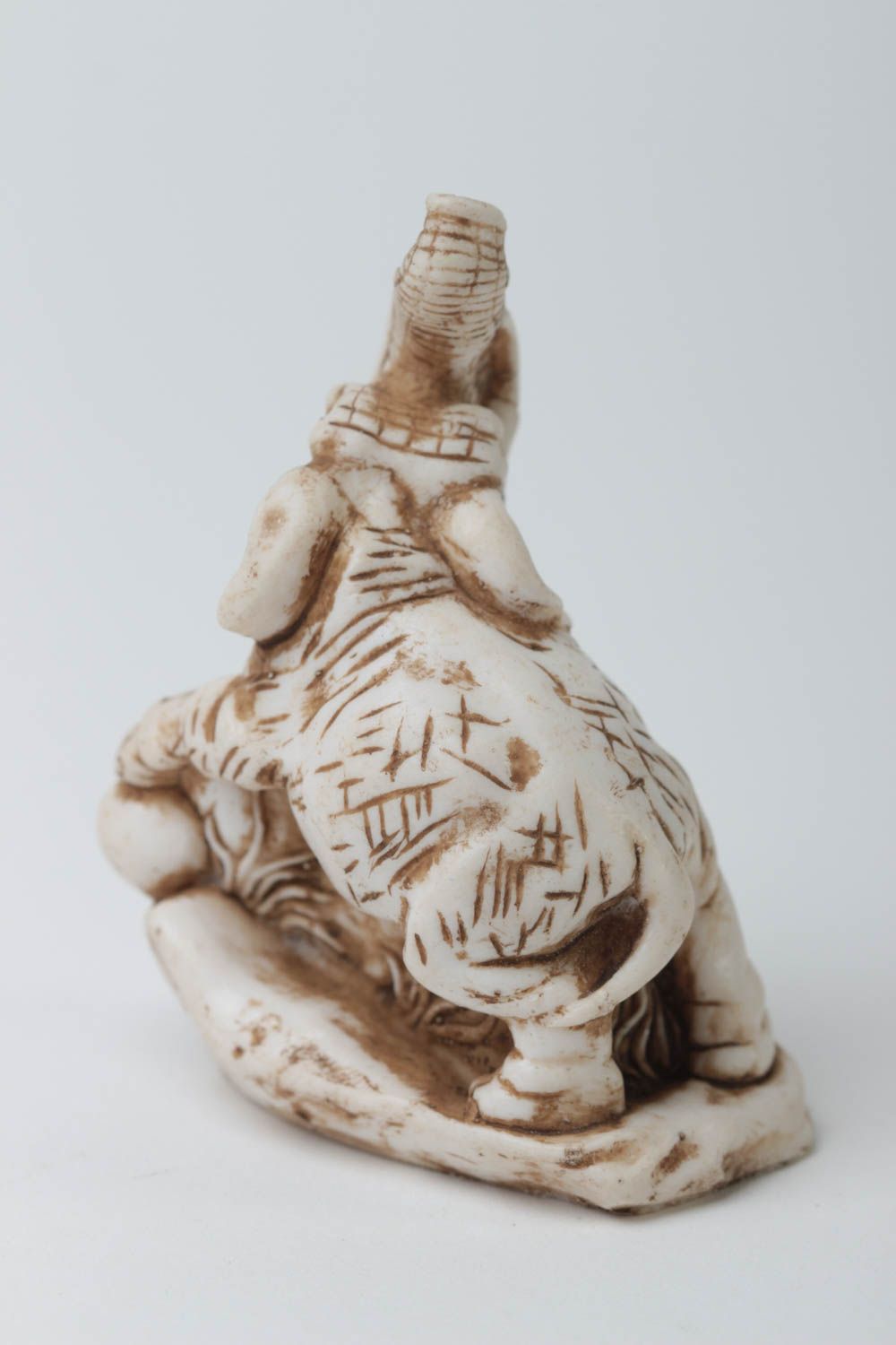 Маленькая статуэтка из полимерной глины в виде слона белая ручной работы фото 4