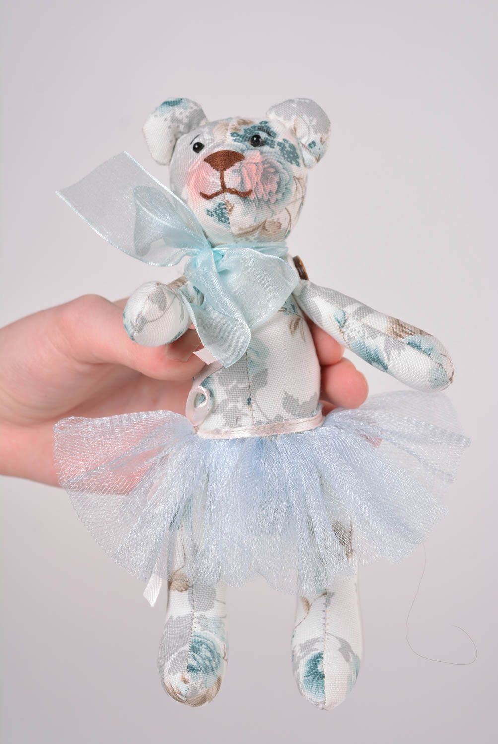 Süßes Kuscheltier Bär im Rock handmade Stoff Spielzeug Geschenk für Kinder foto 4