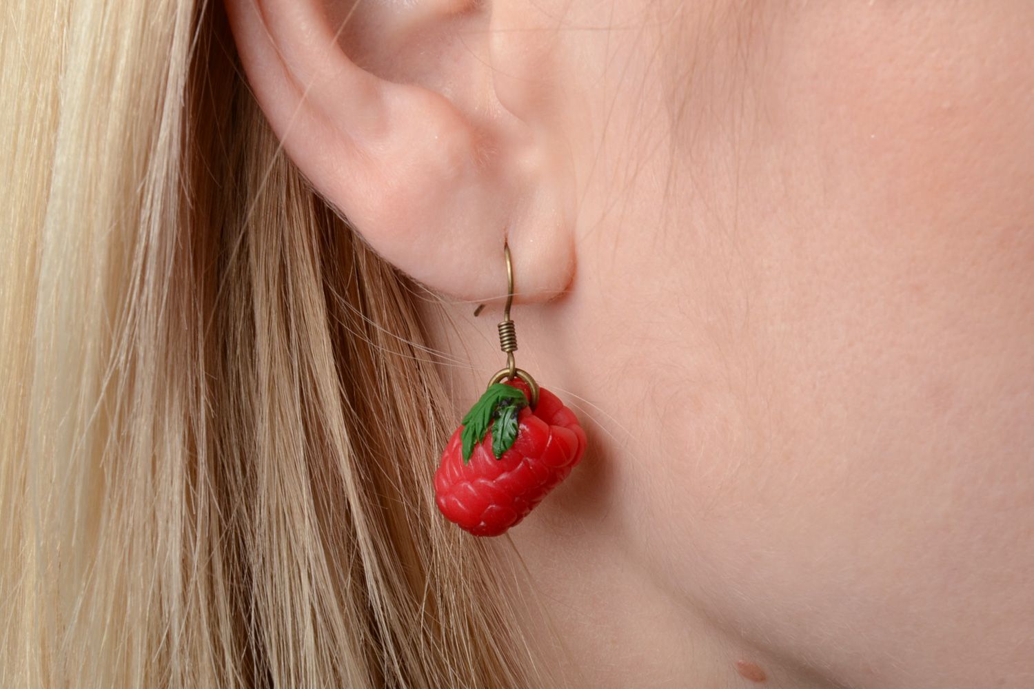 Boucles d'oreilles pendantes en pâte polymère faites main avec boîte Framboises photo 5