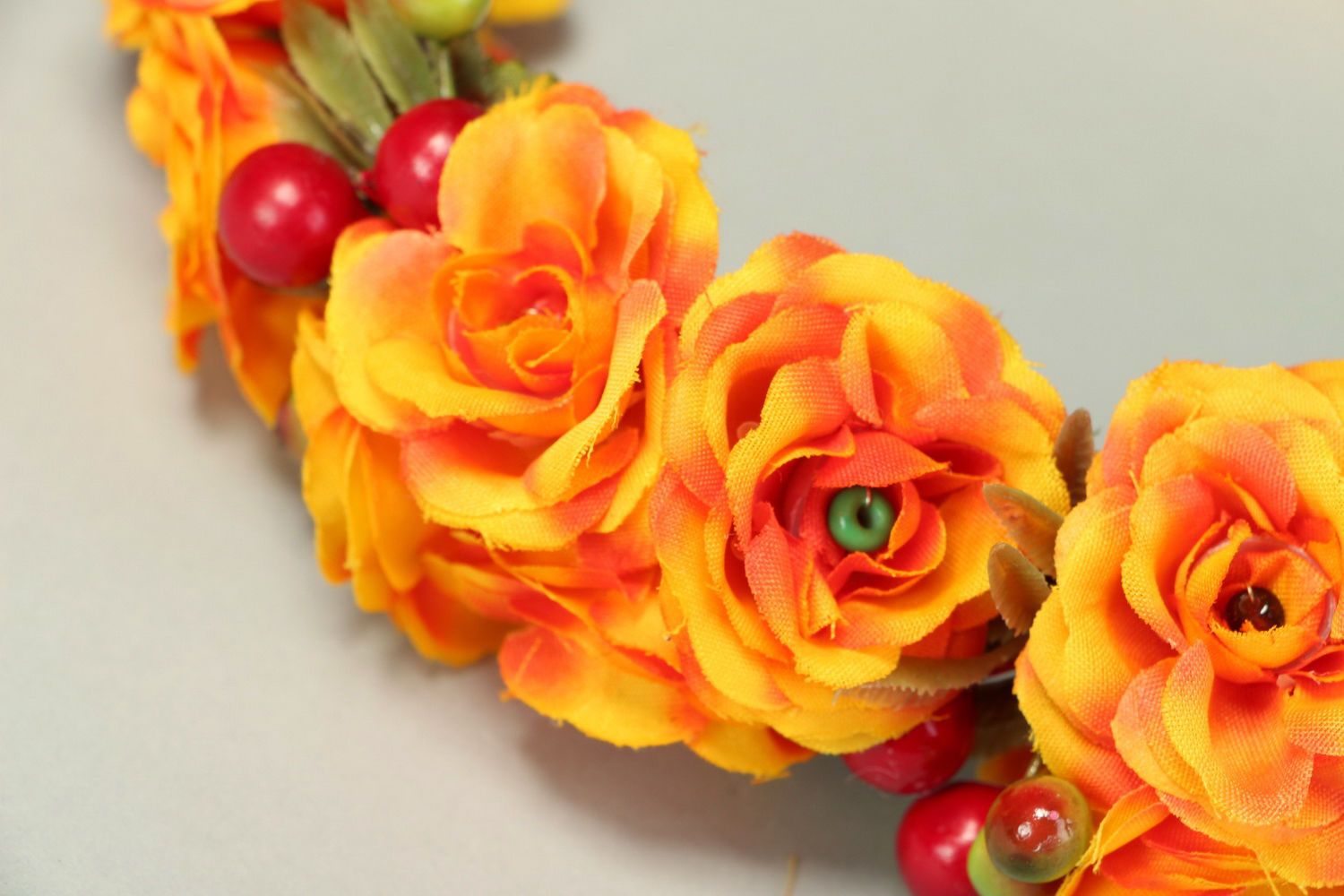Orangefarbiger Haarreif mit Stoff-Blumen foto 4