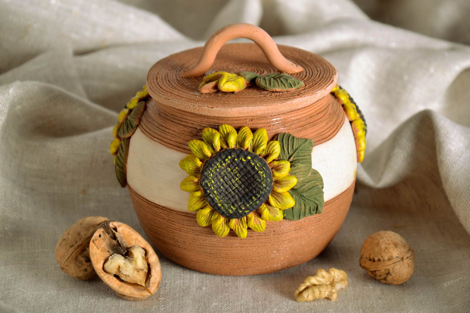 4,3 inches ceramic pot in country style with molded sunflowers and lid 1 lb photo 1