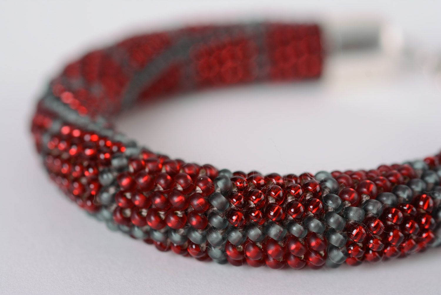 Bracelet spirale en perles de rocaille fait main original rouge ornementé photo 2